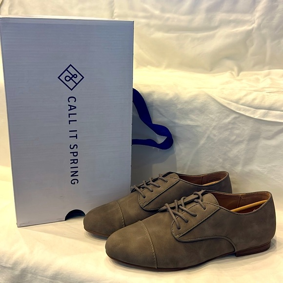 Call It Spring ‘Balinia’ lace up oxfords in taupe. Size 7.5 - Picture 2 of 6